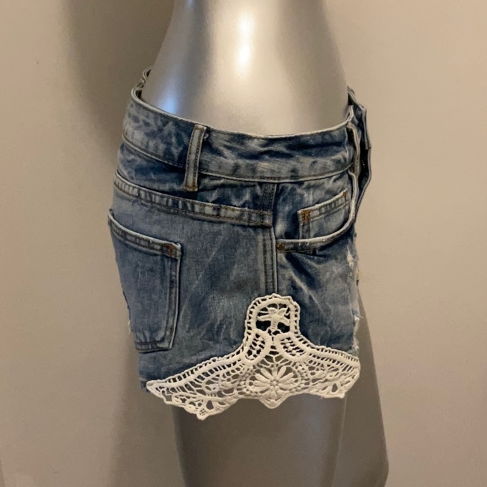 Denim&Co. Denim shorts with lace accent - Picture 4 of 5